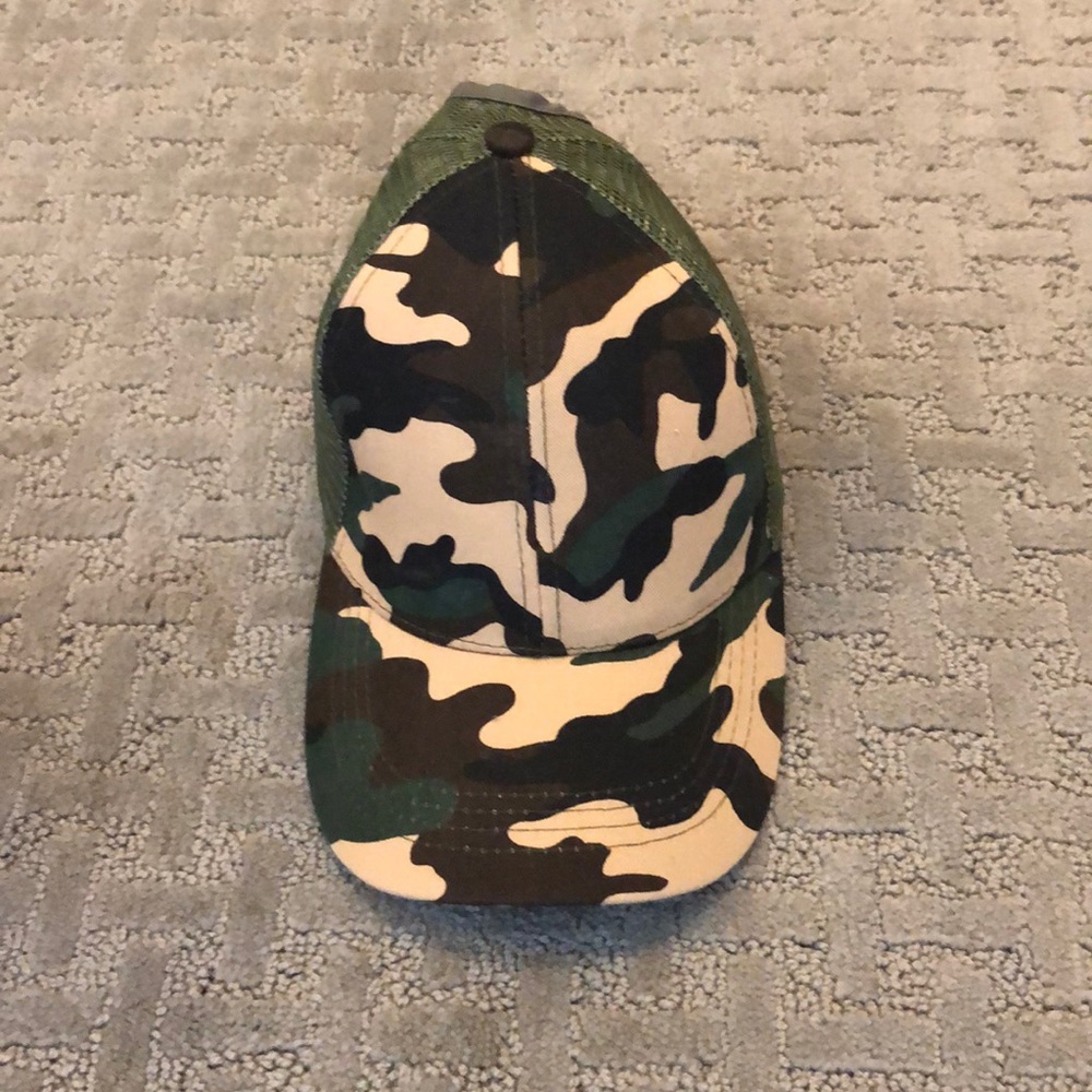 Camo hat with high ponytail hole